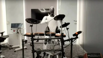 Xiaomi показали видеоролик, на котором их робот CyberOne играет на барабанах