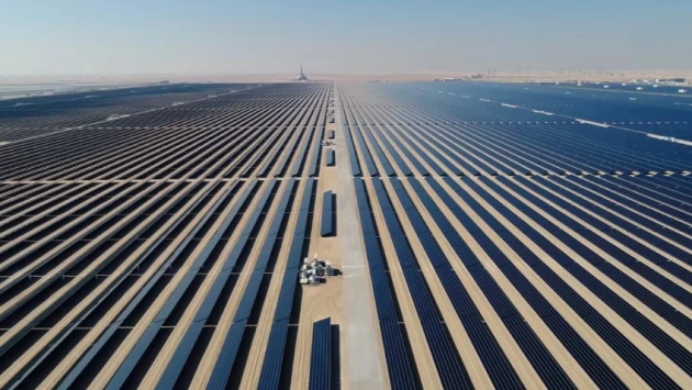 В ОАЭ запустили крупнейшую в мире солнечную электростанцию