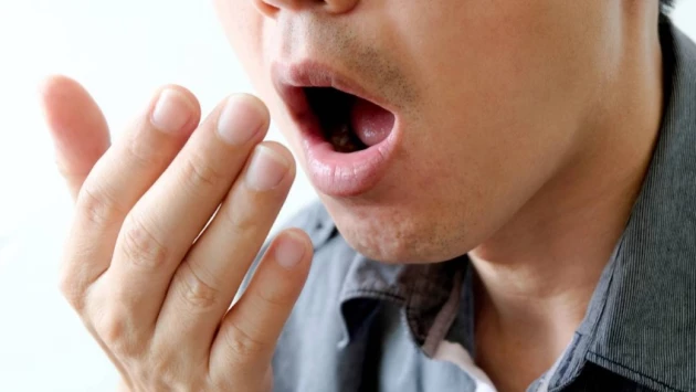 Врач назвал проблемы с миндалинами причиной запаха изо рта
