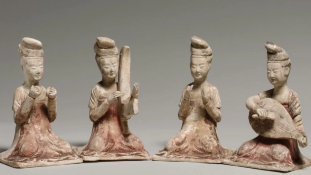 В Китае в гробнице обнаружили десятки изделий из разноцветной керамики возрастом 1300 лет