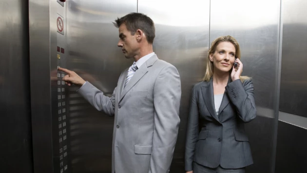 Психологи объяснили, почему люди испытывают неловкость в лифте рядом с незнакомцами