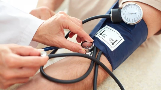 В Ferra перечислили 7 симптомов повышенного кровяного давления, которые многие игнорируют