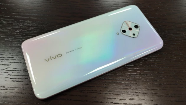Смартфон Vivo Y100 меняет цвет, когда на него попадает солнце