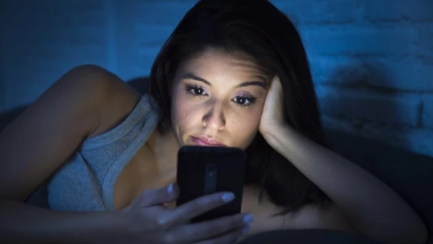 Ученые рассказали, чем опасно для здоровья использование телефона перед сном