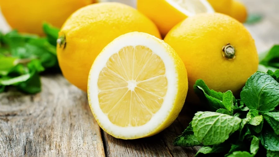 Специалист рассказал, кому из людей вредно употреблять лимон