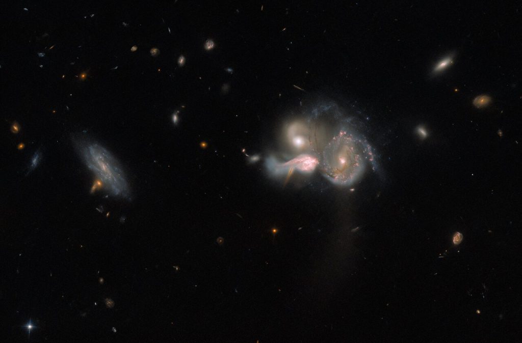 Космический телескоп Хаббл сфотографировал слияние трёх галактик