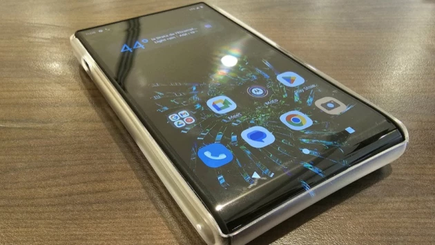 Компания Motorola разрабатывает необычный мобильный телефон с вертикальным сворачивающимся экраном