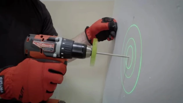 Стартап BullseyeBore представил лазерный прицел для дрелей и шуруповертов