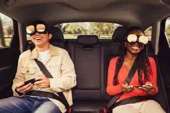 Американские горки в салоне автомобиля!  Вышли новые виртуальные очки "Vive Flow VR"