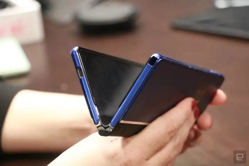 TCL представили смартфон, способный гнуться на 360 градусов