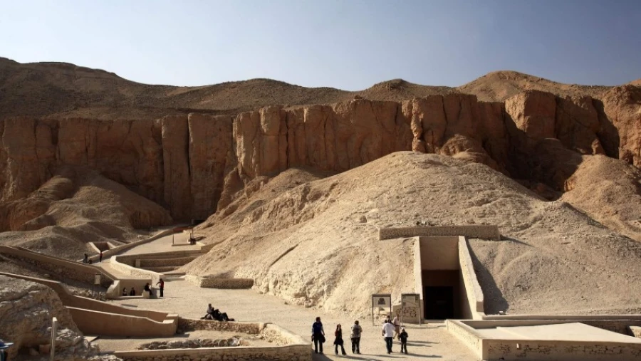 PHYS ORG: в Египте археологи в Луксоре обнаружили древнюю царскую гробницу