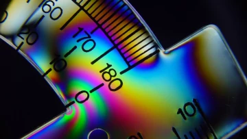 В МФТИ разработан графеновый фотодетектор, измеряющий поляризацию света