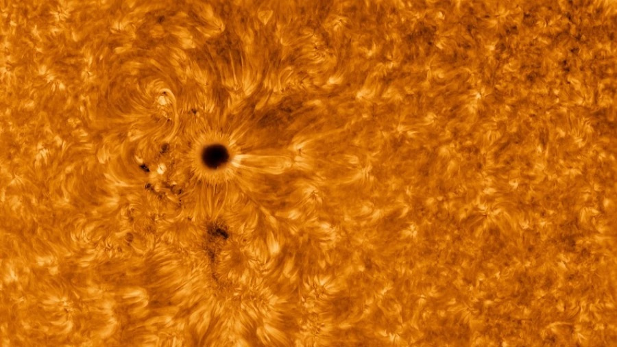 Гигантское солнечное пятно разворачивается к Земле и его видно невооруженным взглядом