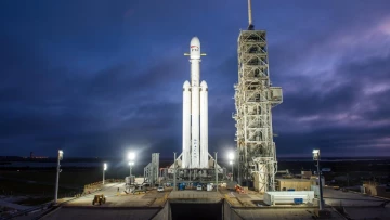 Очередной успешный запуск ракеты Falcon Heavy от SpaceX, теперь с секретным военным грузом