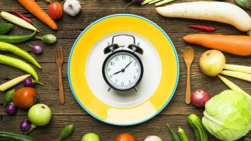 Диетологи считают, что на вес влияет не время приема пищи, а частота и количество