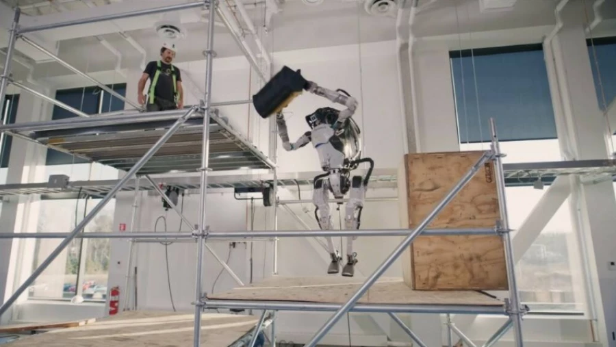 Двуногий робот Boston Dynamics теперь может бросать тяжелые предметы и крутить сальто