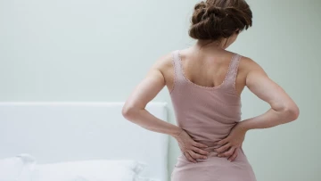 Врачи считают, что боль в спине у женщины может сообщать о раке шейки матки