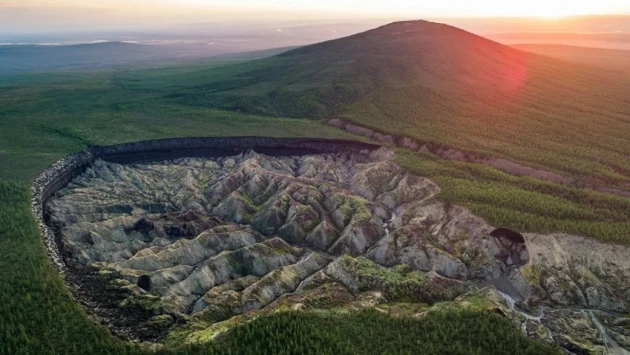 Прозванный «вратами в ад» Батагайский кратер в Якутии сняли с научного дрона
