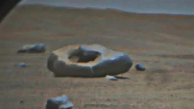Планетоход Perseverance сфотографировал необычный камень-пончик на поверхности Марса