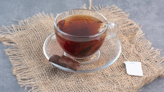 Врач рекомендует не заваривать чай много раз из-за риска получить кишечную инфекцию