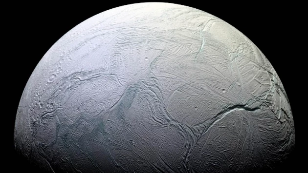 На Спутнике Сатурна ученые обнаружили фонтан высотой почти 10 тысяч км, подтвердив наличие подземного океана