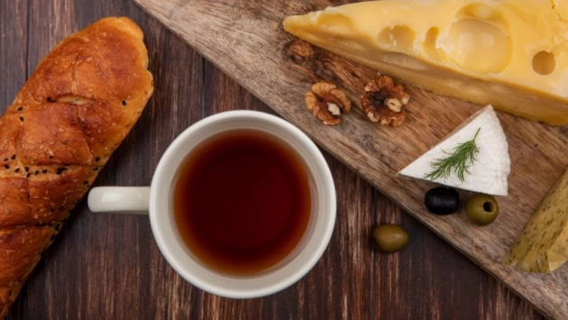 Pravda: Диетолог пояснила, почему чай и бутерброд с сыром лучше кофе и колбасы на завтрак