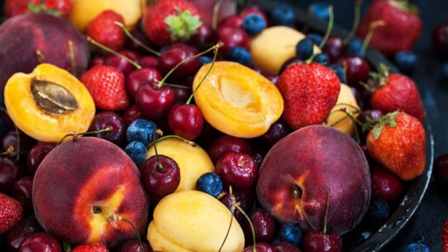 Терапевт Константинова предупредила о рисках аллергии и отравлений при переедании фруктов