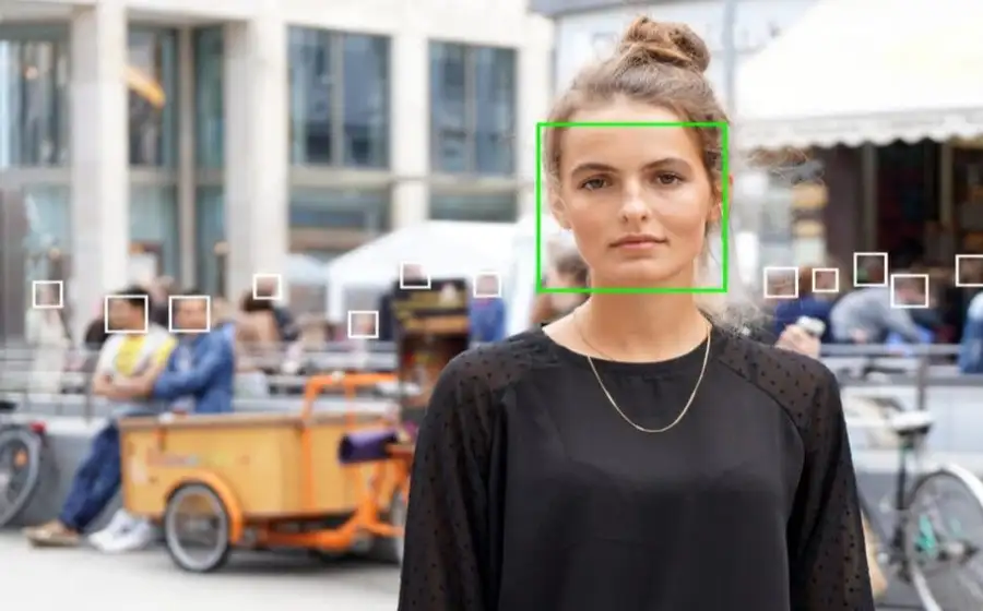 Новая технология SAFR SCAN сканирует лица через камеру в двери