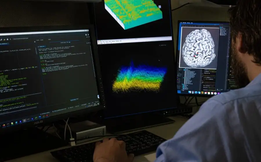 Имплант в мозге позволяет полностью парализованному пациенту общаться