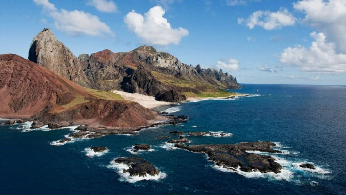 Reuters: на острове Триндади в Атлантическом океане найдены пластиковые скалы