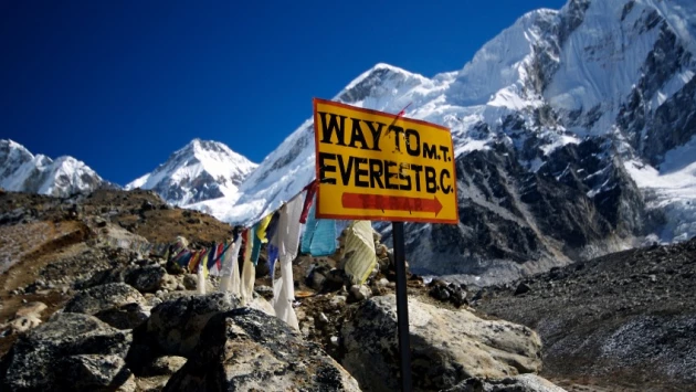 Покорившие Эверест альпинисты оставили микробный след на высоте 8000 метров