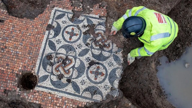 Археологи в Англии обнаружили древнюю римская мозаику под строящимся супермаркетом Aldi