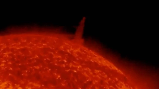 Огромный солнечный торнадо высотой с 14 земных шаров, замеченный на солнце