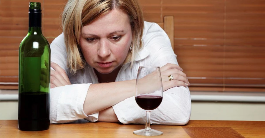 Злоупотребление алкоголем и тревожная чувствительность связаны  взаимоусиливающими способами