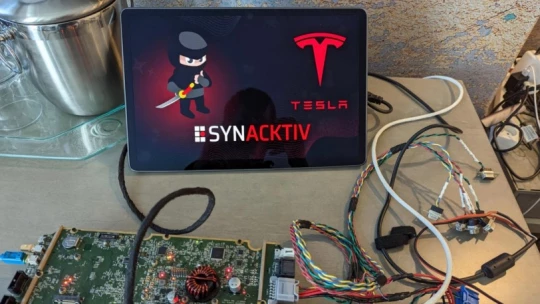 Хакеры получили 100 000 долларов и Tesla Model 3 за взлом электромобиля