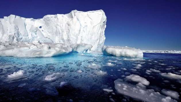 Лед вокруг побережья Антарктиды сократился до рекордно низкого уровня