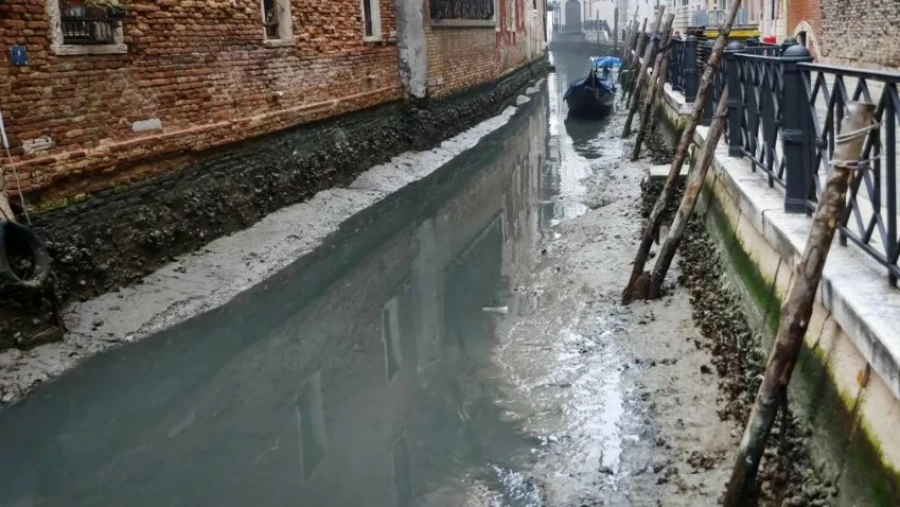 Знаменитые каналы Венеции пересыхают, поскольку город борется с изменением климата