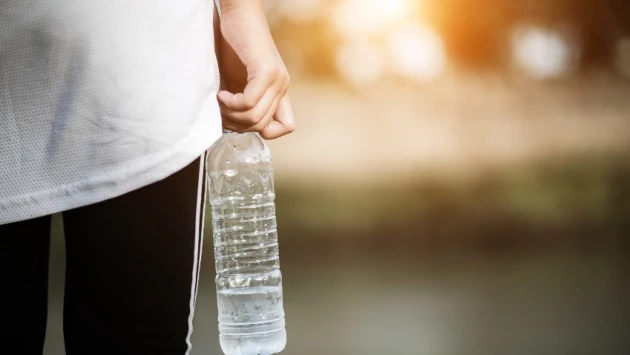 Super.ru: пить из пластиковых бутылок может быть вредно для беременных