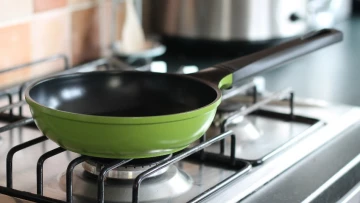 Нагревание тефлоновой сковороды до 350 градусов приводит к выделению опасных токсинов