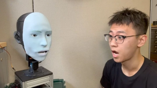Робот Emo научился предугадывать и воспроизводить улыбку, глядя в глаза человека