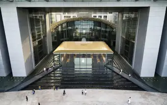 Новый магазин Apple Store в Абу-Даби со ступенчатым водопадом