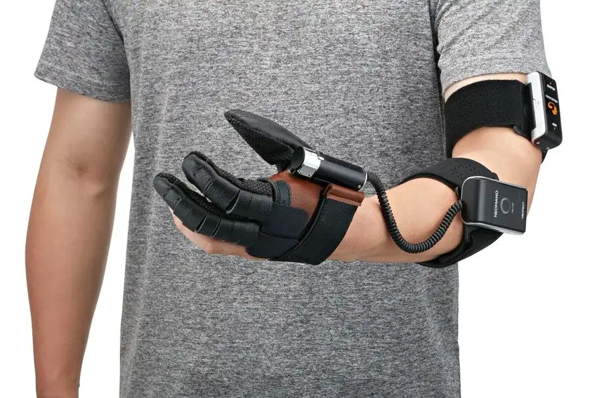 Система Neomano позволяет полноценно управлять парализованной рукой