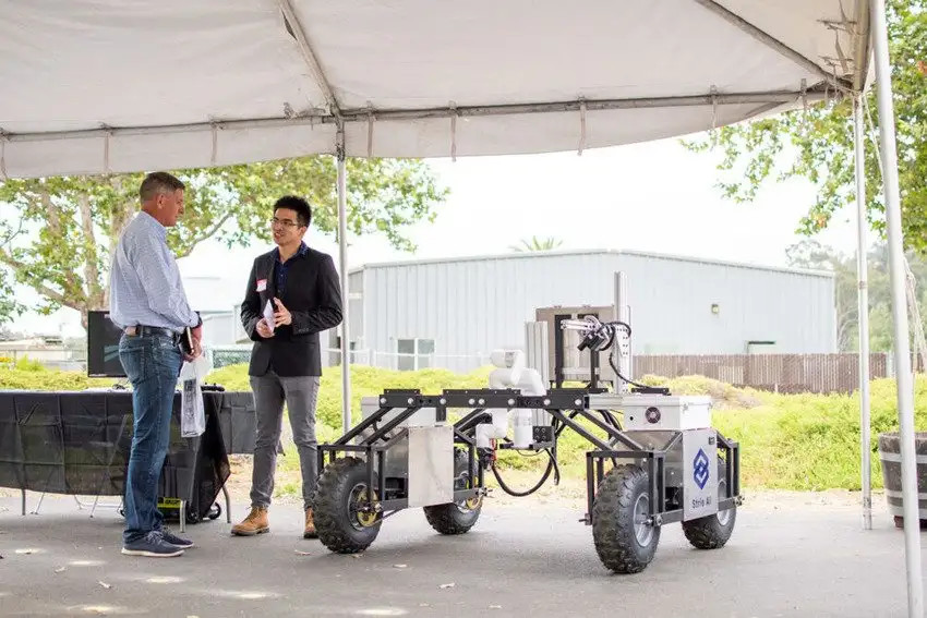 Amazon купил стартап, создававший роботов для выращивания клубники