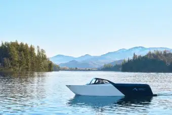 Стартап Arc презентовал электрическую спортивную лодку за 300 000 долларов