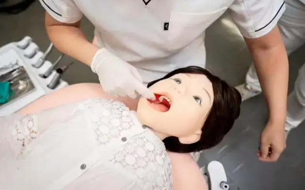 Робот-ребёнок используется для обучения стоматологов. Он вертит головой, двигает руками и устраивает истерики в кресле