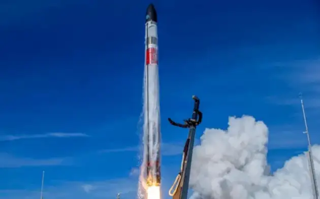 Компании Rocket Lab удалось захватить ракету-носитель, падающую из космоса, с помощью вертолёта