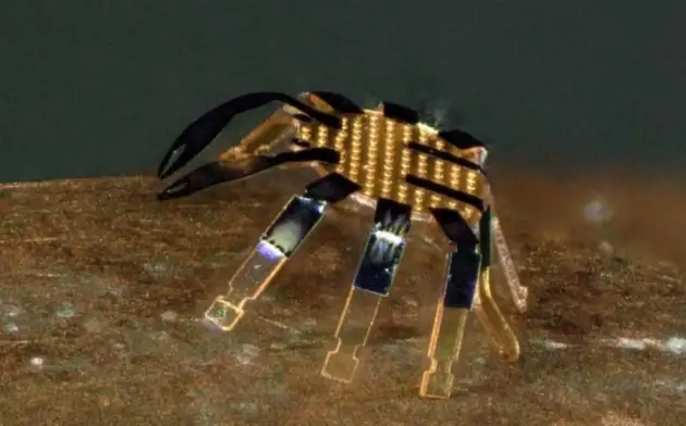 Робот-краб — самый маленький шагающий робот в мире, который управляется при помощи нагревающего лазера