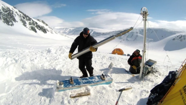 В России гляциологи впервые извлекли 91 метр керна ледника ИГАН на Полярном Урале