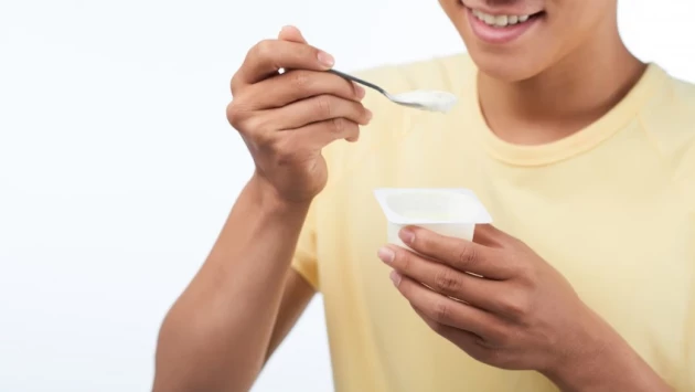 Специалисты обнаружили, что облизывание крышки от йогурта может быть небезопасно