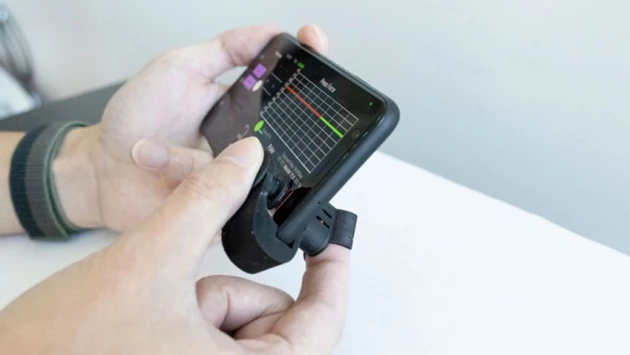 Тонометр за 10 центов: клипса для смартфона измеряет давление по отпечатку пальца